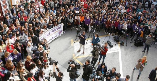 07/01/2019.- Más de trescientas personas se han concentrado hoy junto al ayuntamiento de Callosa d’En Sarrià (Alicante), para expresar su repulsa a la supuesta agresión sexual de cuatro individuos a una joven de 19 años durante la noche de Nochevieja.- EF