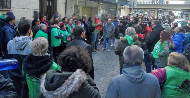 Imagen de la paralización del desahucio de Nancy en Vallecas/ Twitter: @AlertaDesahucio