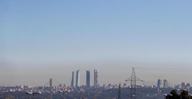 1/1/2019.- La calidad del aire de la ciudad de Madrid mejoró en 2018 al disminuir los niveles de dióxido de nitrógeno (NO2), los más bajos de los últimos cuatro años, mientras que el ozono (O3) troposférico, el otro contaminante que supone un problema de