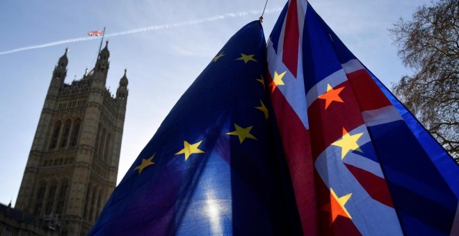 Banderas de la Unión Europea y Reino Unido durante una protesta contra el Brexit frente al Parlamento en Londres. / REUTERS