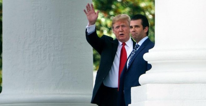 Fotografía de archivo del presidente de EEUU, Donald Trump, y su hijo, Donald Trump Jr.- AFP