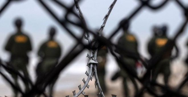 Policías estadounidenses en la frontera con México. - AFP