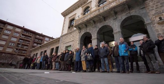 Familiares, amigos, vecinos de Amurrio y representantes de todos los partidos del Ayuntamiento de esta localidad alavesa expresan su rechazo al disparo contra el caserío. - EFE