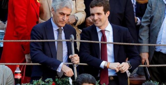 Pablo Casado y Suárez Illana en los toros.