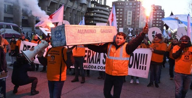 Trabajadores de Alcoa de Avilés y A Coruña durante la manifestación ante el Ministerio de Industria. - EFE