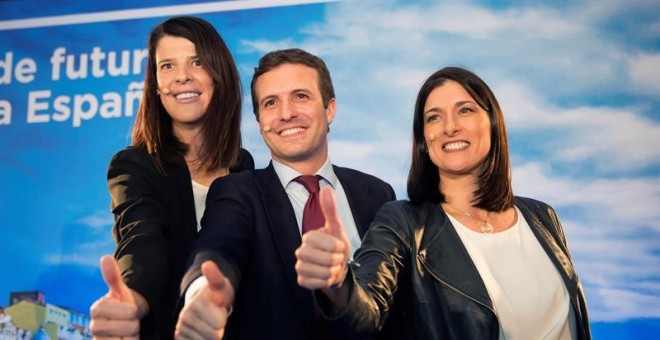 El presidente del Partido Popular, Pablo Casado (c), y las candidatas del PP al Gobierno de Cantabria, Ruth Beitia (i), y a la alcaldÍa de Santander, Gema Igual (d). /EFE