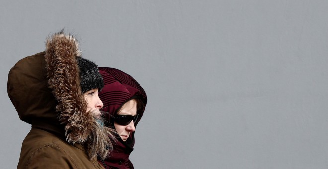 Dos mujeres se protegen del intenso frío de Pamplona -  EFE/ Jesús Diges
