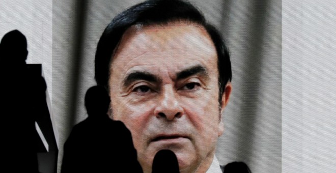 Foto de archivo que muestra el retrato del expresidente de Nissan Carlos Ghosn proyectado en una pantalla, en Tokio, Japón, en enero de 2019. EFE/ Kimimasa Mayama