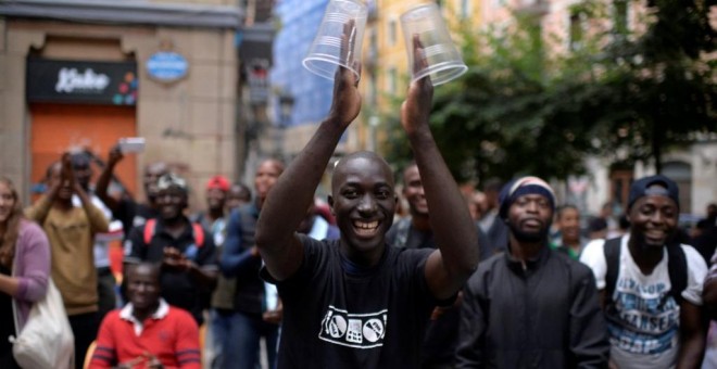 Migrantes africanos recién llegados a España bailan durante una fiesta de bienvenida organizada por grupos vecinales. Bilbao, España, el 28 de julio de 2018. Foto: Vincent West / Reuters