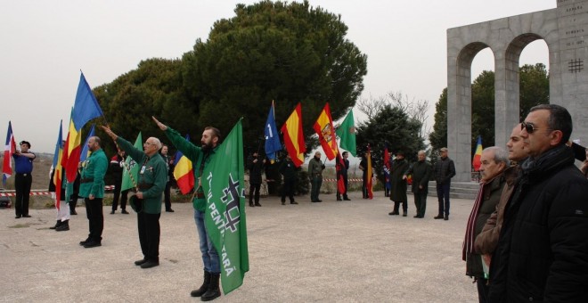 Homenaje en el Monumento a Mota y Marin en 2018. Blog de la Acción Juvenil Española