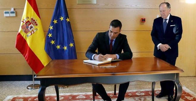 El presidente del Gobierno, Pedro Sánchez (c), ha visitado hoy las dependencias del Centro Nacional de Inteligencia (CNI) donde ha sido recibido por el director del CNI, Félix Sanz Roldán (d), quien le ha mostrado las instalaciones. EFE/Pool Moncloa/CNI