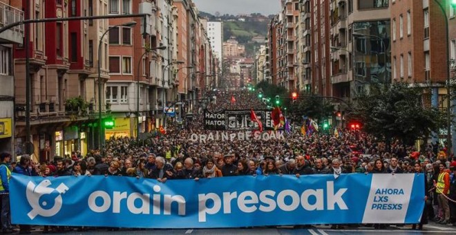 12/01/2019.- Decenas de miles de personas se han manifestado hoy en Bilbao para pedir cambiar la política penitenciaria que se aplica a los reclusos de ETA. EFE/Miguel Toña