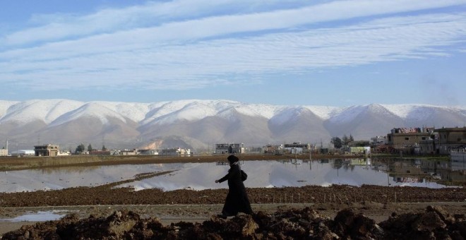 Una mujer camina por una carretera en Bar Elias, en el valle de la Bekaa./Andrea Olea