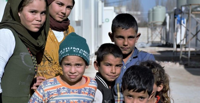 Niños desplazados se albergan en containers alquilados por la ONG Sawa a la espera de poder regresar a su campamento./Andrea Olea