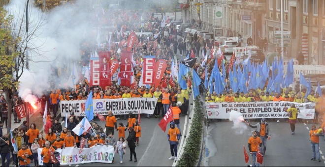 Miles de personas se manifiestan en A Coruña contra el cierre de las plantas de Alcoa./EUROPA PRESS
