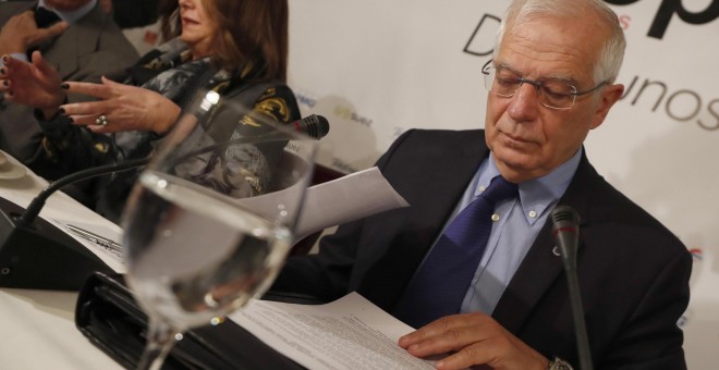 El ministro de Asuntos Exteriores y Cooperación, Josep Borrell, durante su participación en un desayuno informativo en un hotel de la capital. EFE/Javier Lizón