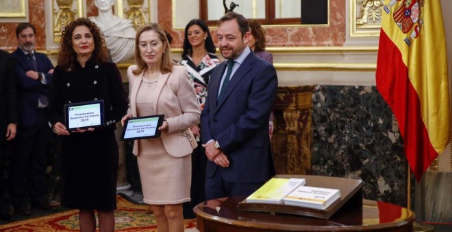 La ministra de Hacienda, María Jesús Montero, hace entrega a la presidenta del Congreso de los Diputados, Ana Pastor, en presencia del presidente de la Comisión de Presupuestos, Francisco de la Torre, del proyecto de Presupuesto del Estado para 2019. EFE/