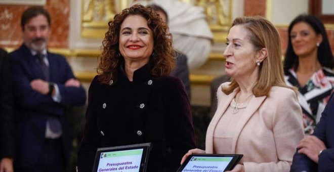 La ministra de Hacienda, María Jesús Montero (i), hace entrega a la presidenta del Congreso de los Diputados, Ana Pastor (d), el Proyecto de Presupuestos Generales del Estado para 2019. (EFE | EMILIO NARANJO)