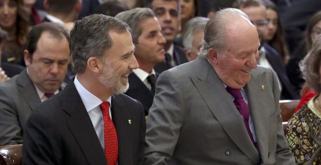 El rey Felipe y su padre, el rey Juan Carlos, momentos antes de asistir a la ceremonia de entrega de los Premios Nacionales del Deporte 2017, en el Palacio de El Pardo. EFE/Ballesteros