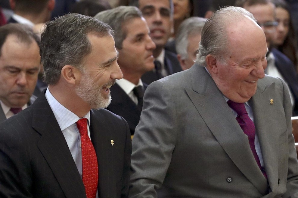 El rey Felipe y su padre, el rey Juan Carlos, momentos antes de asistir a la ceremonia de entrega de los Premios Nacionales del Deporte 2017, en el Palacio de El Pardo. EFE/Ballesteros