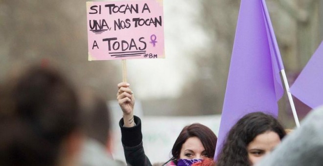 Una mujer sujeta una pancarta durante el día de la huelga feminista. 8 de marzo de 2018, Madrid. - MANOLO FINISH