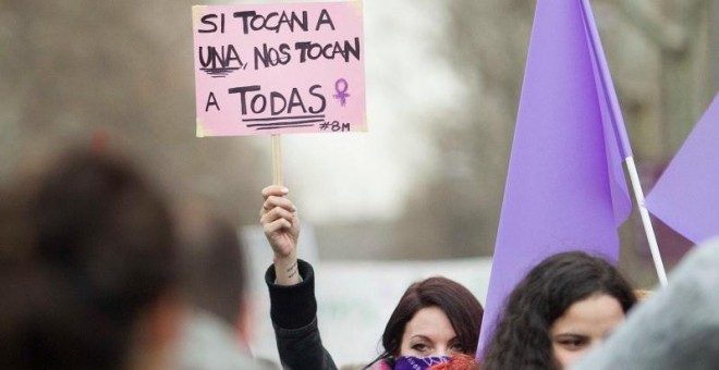 Una mujer sujeta una pancarta durante el día de la huelga feminista. 8 de marzo de 2018, Madrid. - MANOLO FINISH