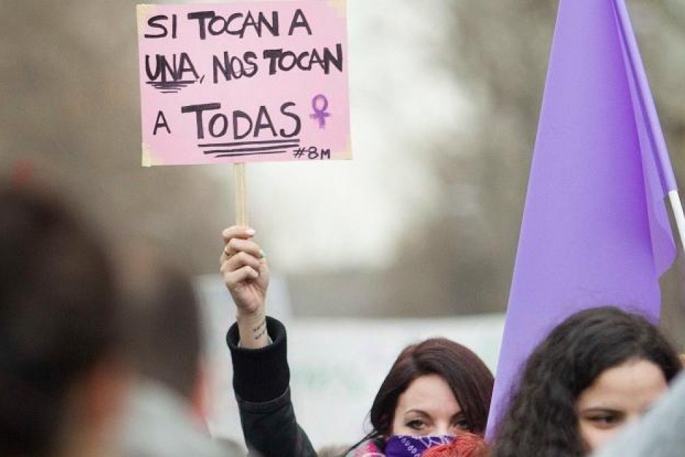 Una mujer sujeta una pancarta durante el día de la huelga feminista. 8 de marzo de 2018, Madrid. - MANOLO FINISH