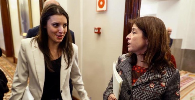 La portavoz de Unidos Podemos, Irene Montero, conversa con la portavoz socialista, Adriana Lastra (d), antes de asistir a la reunión de la Junta de Portavoces hoy en el Congreso, en una jornada marcada por la presentación por parte de la ministra de Hacie