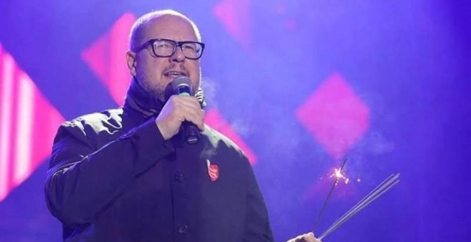 Fotografía cedida por autoridades públicas de la ciudad polaca de Gansk de su alcalde, Pawel Adamowicz, durante un evento navideño. - EFE