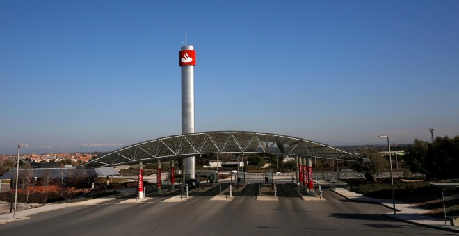 El logo del Banco Santander en la entrada de su Ciudad Financiera, su sede corportativa en la localidad madrleña de Boadilla del Monte. REUTERS/Juan Medina