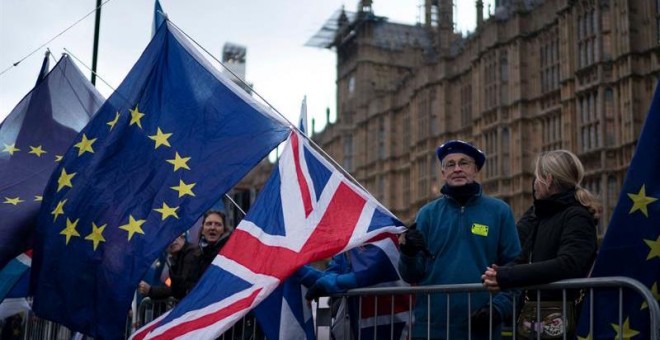 14/01/2019.- Pro y anti 'Brexit' se manifiestan junto al Parlamento de Londres, Reino Unido, el 14 de enero del 2019. La primera ministra británica, Theresa May, pidió hoy apoyo a su acuerdo de salida de la Unión Europea (UE) para impedir que ciertos dipu