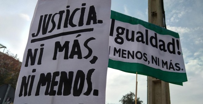 Imagen de la multitudinaria manifestación feminista a las puertas del Parlamento de Andalucía