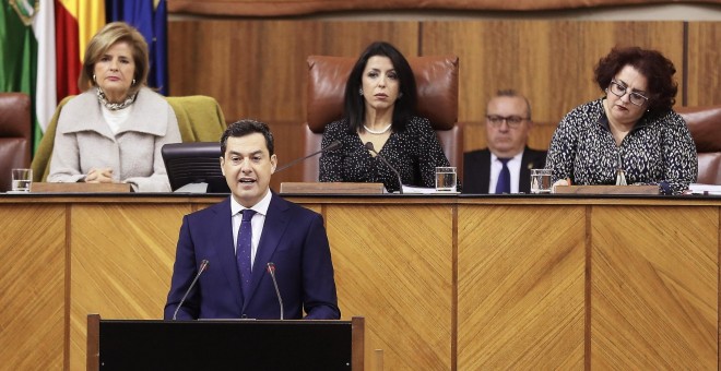 El candidato del PP a la Presidencia de la Junta de Andalucía, Juanma Moreno, al inicio de su discurso de investidura en el Parlamento andaluz en Sevilla. EFE/José Manuel Vidal