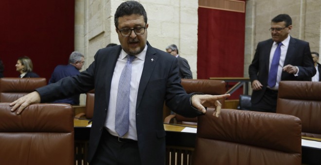 El líder de Vox, Francisco Serrano, en su escaño en el Parlamento andaluz, durante la sesión de investidura del líder del PP andaluz Juan Manuel Moreno. EFE/José Manuel Vidal