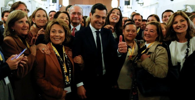 El líder del PP-A, Juanma Moreno, es felicitado por militantes y simpatizantes de su partido tras su intervención en el debate de investidura en el Parlamento andaluz. REUTERS/Marcelo del Pozo