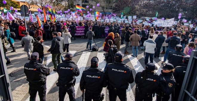 Movilización convocada por colectivos feministas frente al Parlamento de Andalucía contra las propuestas en políticas de igualdad y de violencia de género de Vox, partido que apoyará la investidura de Juan Manuel Moreno Bonilla, del PP, como presidente de