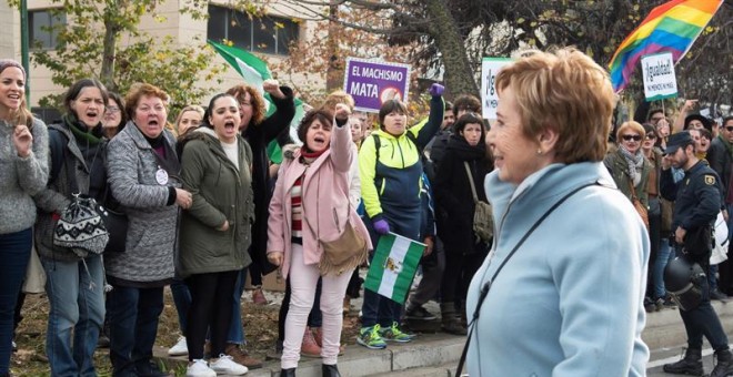 La diputada del PP Celia Villalobos, abucheada al salir del Parlamento andaluz en Sevilla. / EFE