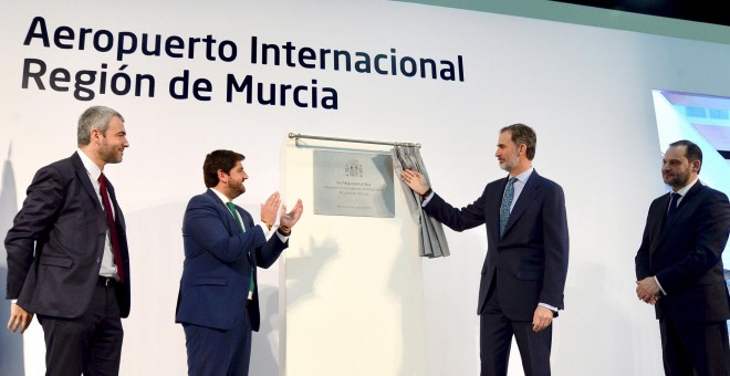 El rey Felipe VI acompañado por el presidente de la Comunidad de Murcia, Fernando López Miras (2i); el ministro de Fomento, José Luis Ábalos (d); y el presidente de Aena, Maurici Lucena (i), durante la inauguración oficial del aeropuerto de Corvera (Murci