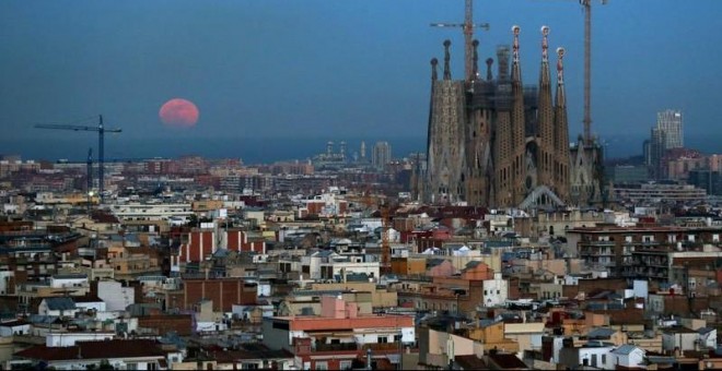 Vista de Barcelona, con la Sagrada Familia y el Mediterráneo al fondo. REUTERS/Albert Gea
