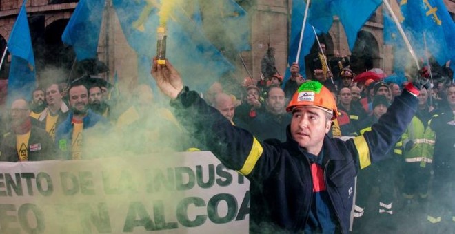 Trabajadores de Alcoa concentrados en la plaza de España de la Avilés, para pedir la intervención del Estado en las fábricas de Alcoa local y de A Coruña/ Archivo EFE