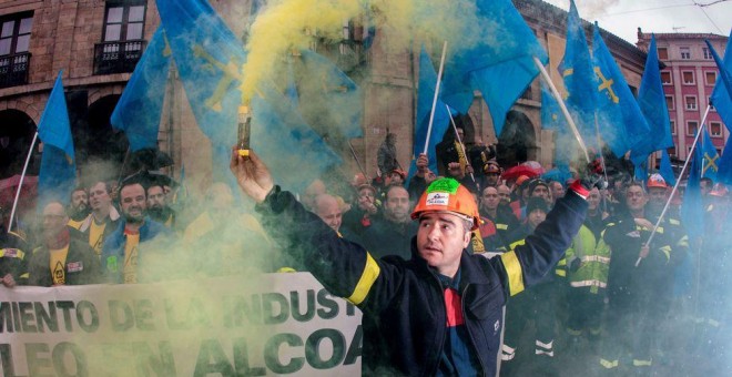 Trabajadores de Alcoa concentrados en la plaza de España de la Avilés, para pedir la intervención del Estado en las fábricas de Alcoa local y de A Coruña/ Archivo EFE