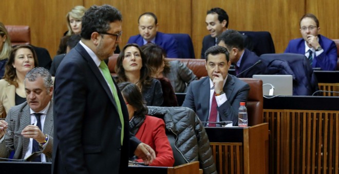 El líder de Vox en Andalucía, Francisco Serrano, pasa ante el candidato Juanma Moreno, en la segunda jornada de la sesión de investidura en el Parlamento de Andalucía. EFE/Julio Muñoz