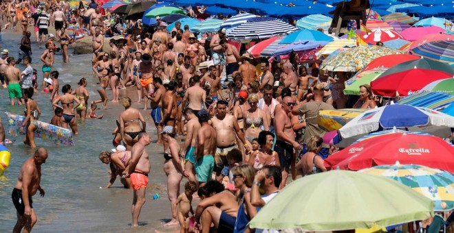Bañistas en la playa de Benidorm (Alicante) en el mes de agosto. REUTERS/Heino Kalis