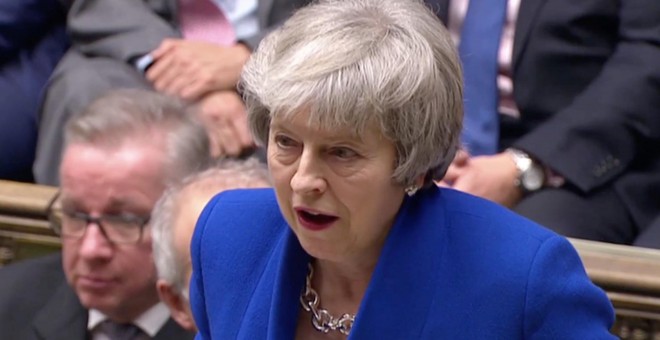La primera ministra de Reino Unido, Theresa May, mientras intervenía en el debate de la moción de censura presentada por los Laboristas. / Reuters
