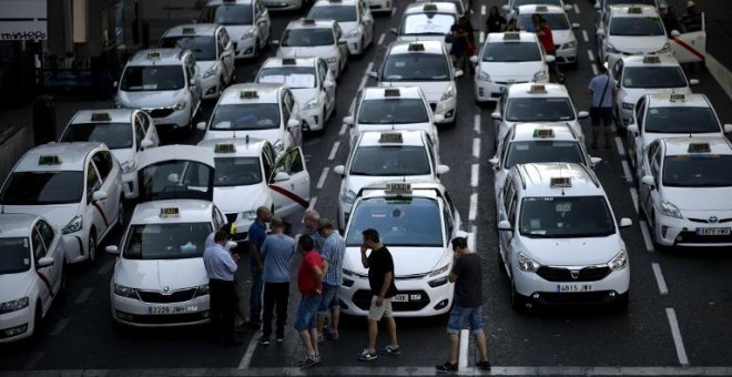 Los taxistas bloquean una avenida en medio de una huelga en Madrid el 31 de julio de 2018 | AFP