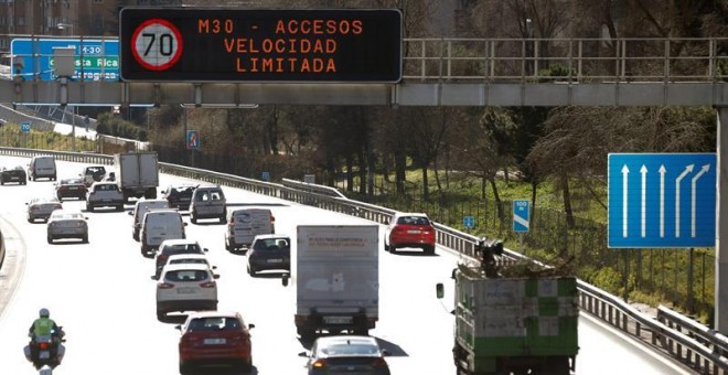 El Ayuntamiento de Madrid recupera el escenario 1 del protocolo anticontaminación, con lo que la velocidad de circulación en la M-30 y en las vías de acceso en el interior de la M-40, en ambos sentidos, queda limitada a 70 kilómetros por hora. /EFE