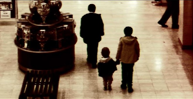 Fotograma del cortometraje Detención, inspirado en la videocámara que registró como los niños se llevaban al joven que sería asesinado.