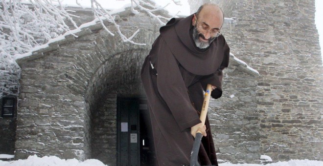 El fraile encausado, quitando nieve en el santuario de O Cebreiro (Lugo).