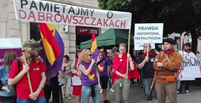 Manifestación en Olsztyn (11/08/2017), donde la Suprema Corte Administrativa ha anulado la acción del gobierno y devolvió el nombre Dombrowski a una de sus calles. HISTORIA CZERWONA