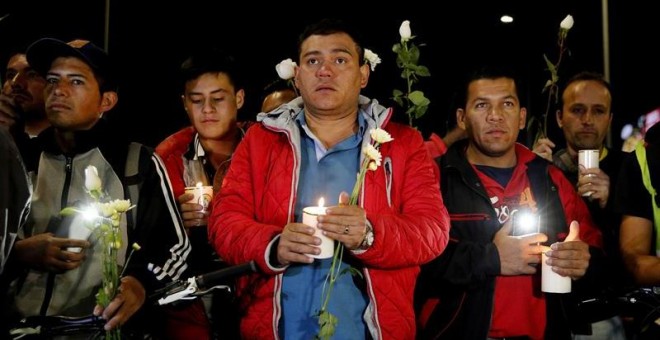 Ciudadanos participan en una vigilia frente a la Escuela de Cadetes de Policía General Francisco de Paula Santander, en Bogotá (Colombia) en recuerdo a las víctimas del atentado. /EFE